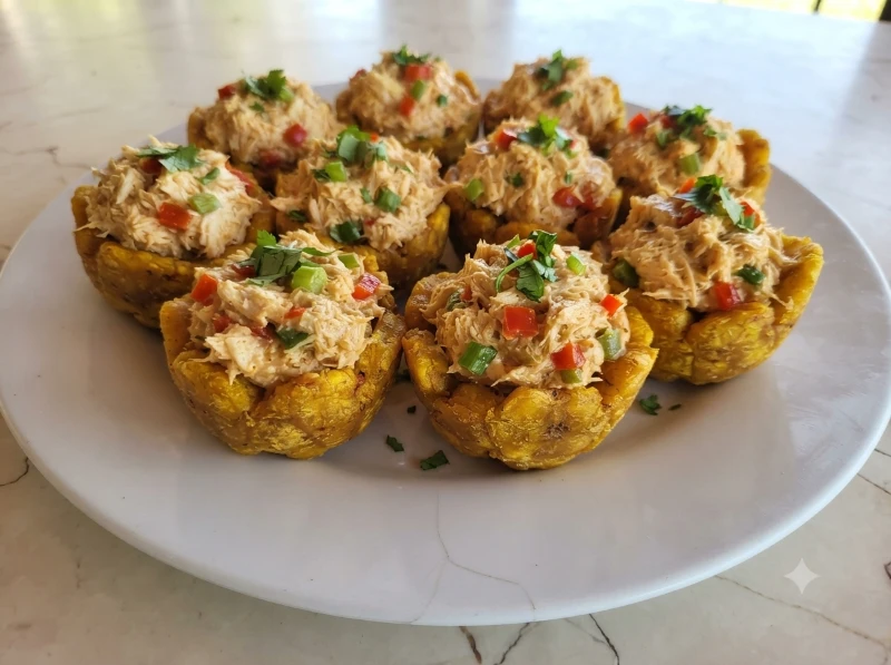 Tostones rellenos con masa de cangrejo